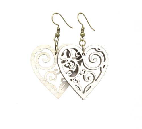 Fehér kacskaringós szív fa fülbevaló