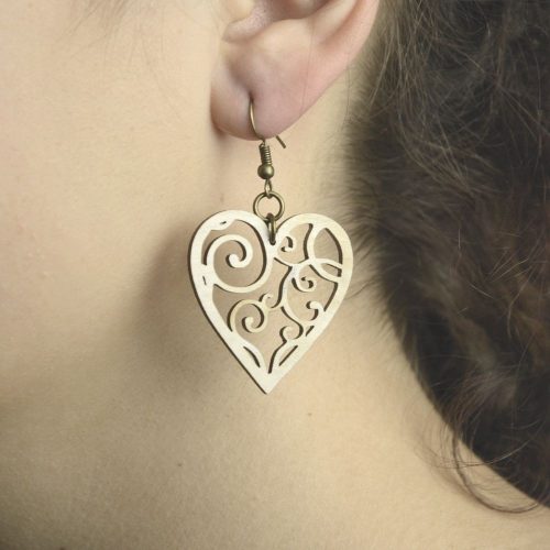 Fehér kacskaringós szív fa fülbevaló