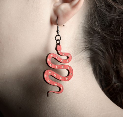 Vörös kígyó fa fülbevaló