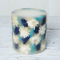 Gyertya fehér virággal