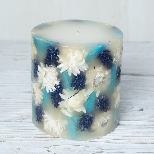 Gyertya fehér virággal