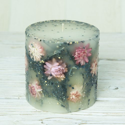 Gyertya rózsaszín virággal