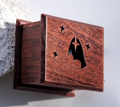 Karácsonynak éjszakáján zenedoboz mahagóni