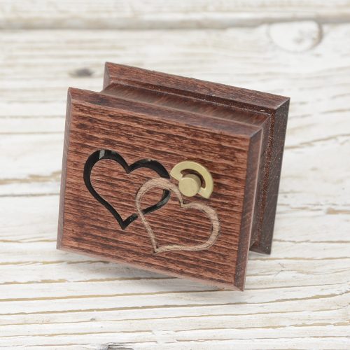 Nászajándék, eljegyzési ajándék zenedoboz mahagóni