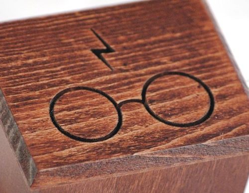 "Fantasy" zenedoboz szemüveg villám mahagóni