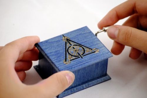 "Fantasy" zenedoboz szemüveg villám mahagóni